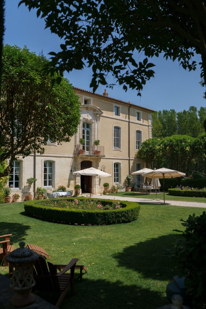 marie-chicchirichi-destination-wedding-planner-luxury-welcome-dinner-chateau-provence-france