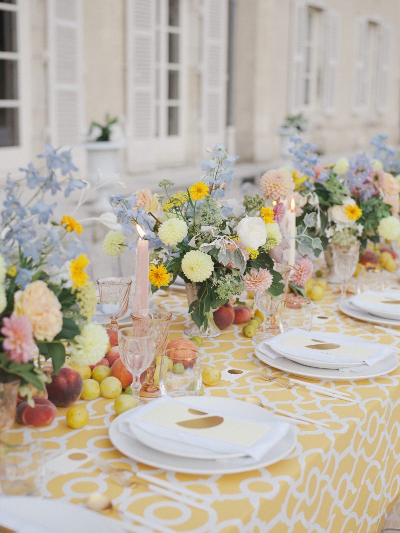marie-chicchirichi-destination-wedding-planner-luxury-chateau-france-colorful-table
