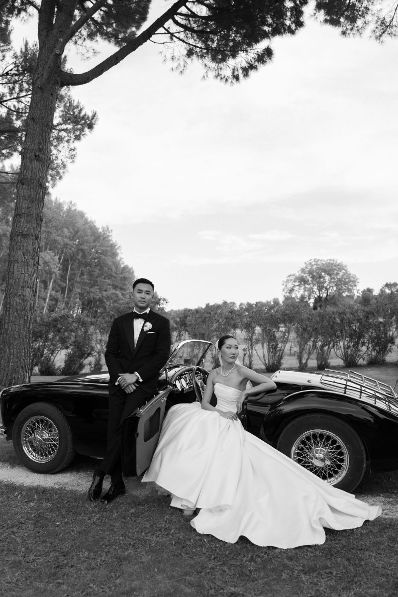 marie-chicchirichi-destination-wedding-planner-chateau-provence-vintage-car